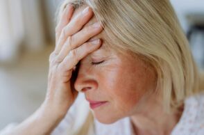 Έξι αλλαγές προσωπικότητας, όπως χαμηλή αυτοπεποίθηση και παρορμητικότητα, ίσως προειδοποιούν για πρώιμη άνοια πολλά χρόνια πριν τα γνωστά συμπτώματα.