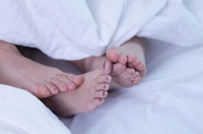 Ειδικοί προειδοποιούν: Το ληγμένο λιπαντικό αλλοιώνει το προφυλακτικό, προκαλώντας ρήξη και κίνδυνο εγκυμοσύνης ή μετάδοσης ΣΜΝ.