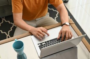 Έρευνα αποκαλύπτει το ποσοστό των εργαζομένων που αυτοϊκανοποιούνται στη δουλειά για καταπολέμηση του στρες, της βαρεμάρας ή του πονοκεφάλου.