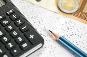 Υπολογισμός φόρου εισοδήματος με κομπιουτεράκι, μολύβι και χαρτί