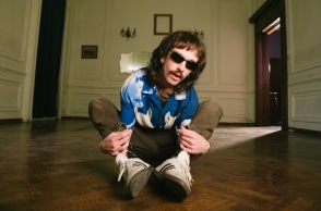 Ο French Fry συστήνεται στην Athens Voice με το «Apple Pie», ένα δυνατό indie rock single που προαναγγέλλει το ντεμπούτο άλμπουμ «Quit Your Job» και δείχνει το μέλλον της σκηνής.