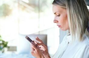 Η Google κατήργησε τη λειτουργία AI που συγκέντρωνε ερασιτεχνικές ιατρικές συμβουλές, εν μέσω επικρίσεων για την παραπληροφόρηση σε θέματα υγείας.