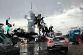 Τζάμι αυτοκινήτου εν μέσω βροχής