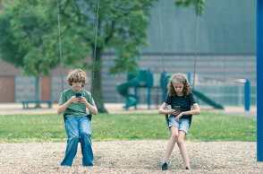 Παιδιά με κινητά στις κούνιες