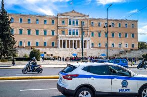 Προφυλακιστέος ο αστυνομικός που προκάλεσε το θανατηφόρο τροχαίο έξω από τη Βουλή, κατηγορούμενος για επικίνδυνη οδήγηση και ανθρωποκτονία εξ αμελείας.