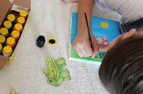 Παιδί ζωγραφίζει στο σχολείο