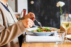 Είναι αλήθεια ότι αν τρώμε αργά το βράδυ παχαίνουμε;