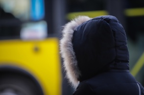 Γυναίκα με μπουφάν