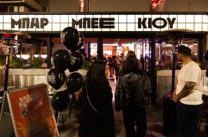 Μια Παρασκευή στο Μπαρ Μπεε Κιου που τα είχε όλα: burgers, μουσική και καλή παρέα