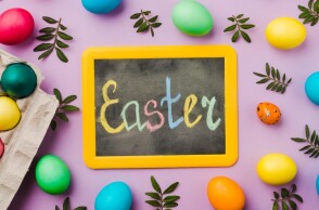 Πασχαλινά αυγά και μαυροπίνακας σε σχολείο