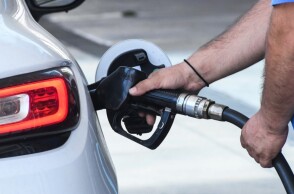 Πρατηριούχος βάζει βενζίνη σε αυτοκίνητο