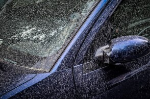 Αυτοκίνητο στο κέντρο της Αθήνας μετά τη λασποβροχή