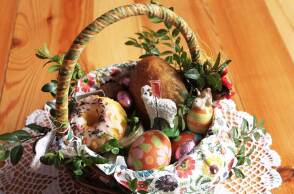 Διακοσμητικό καλάθι με πασχαλινά αυγά