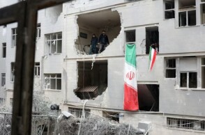 Κάτοικοι στην Τεχεράνη μέσα σε κατεστραμμένο κτίριο μετά από βομβαρδισμό των ΗΠΑ