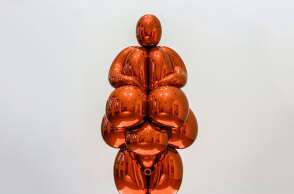 Balloon Venus Lespugue (Orange), 2013-2019, ανοξείδωτος ανακλαστικός χάλυβας με διάφανη χρωματική επίστρωση 266,9 x 124,1 x 104,7 εκ., 1/5 μοναδικές εκδόσεις, Συλλογή Homem Sonnabend © Jeff Koons. Φωτογραφία: Ela Bialkowska, OKNO Studio, ευγενική παραχώρηση Palazzo Strozzi