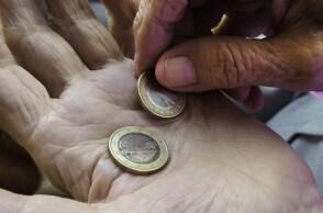 Ηλικιωμένος μετρά τα ευρώ που κρατά στο χέρι του