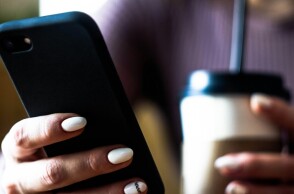 Πώς να «σπάσεις» τον αλγόριθμο: Πάρε πίσω τον έλεγχο του TikTok και Instagram feed σου