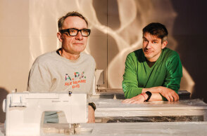 Λέσλι Τράβερς, Θέμελης Γλυνάτσης