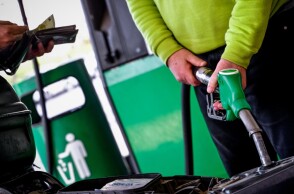 Υπάλληλος σε πρατήριο υγρών καυσίμων βάζει βενζίνη