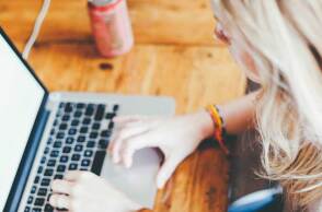 Εργαζόμενη μπροστά σε φορητό υπολογιστή