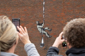 Το Reuters ξετύλιξε το κουβάρι: Από τα ερείπια της Ουκρανίας ως τα αστυνομικά αρχεία της Νέας Υόρκης, ο Banksy αποκτά όνομα - Τι σημαίνει η αποκαθήλωσή του;