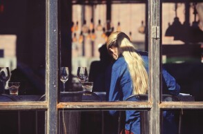 Σερβιτόρα σε κατάστημα εστίασης στο κέντρο της πόλης