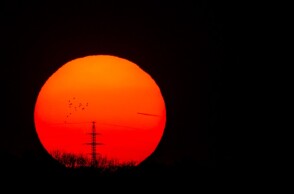 Ηλιοβασίλεμα σε σταθμό παραγωγής ηλεκτρικής ενέργειας