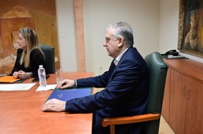 Ο Τάκης Θεοδωρικάκος στη συνάντηση με πρατηριούχους για τη σχεδιαζόμενη απεργία στα βενζινάδικα