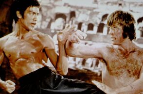 Όταν ο Τσακ Νόρις και ο Μπρους Λι αναμετρήθηκαν: Η πραγματική ιστορία πίσω από τη θρυλική κινηματογραφική μάχη - Φιλία, ανταγωνισμός και μια αλησμόνητη ατάκα 