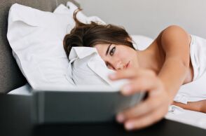 Η περιεμμηνόπαυση και οι ορμονικές μεταβολές εξηγούν γιατί πολλές γυναίκες ξυπνούν συχνά γύρω στις 3 π.μ., διαταράσσοντας τον ύπνο.