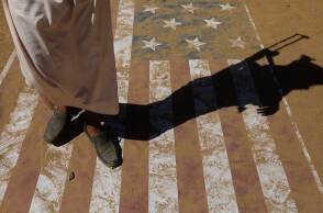 Στρατιώτης Χούθι πατά ζωγραφισμένη σημαία των ΗΠΑ