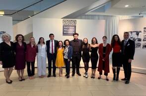 Από αριστερά: Marianne Kountouris (NHN Executive Director), Αγγελική Τζανέτου (Καθηγήτρια Κλασικών Σπουδών, UIUC),  Gabby Estes και Sophia Berger (χορεύτριες από VDK Company), Εμμανουήλ Κουμπαράκης (Γενικός Πρόξενος της Ελλάδας στο Σικάγο), Αναστασία Γιαννακίδου (Καθηγήτρια Γλωσσολογίας, Πρόεδρος Κέντρου Ελληνικών Σπουδών University of Chicago), Δημήτρης Γλάρος (μουσικός, φοιτητής UIUC), Malina Infante, Elissa Mullins και Ελεωνόρα Μυλλή (φοιτητές UIUC που απήγγειλαν), Καλλιόπη Ντούρου (Καθηγήτ