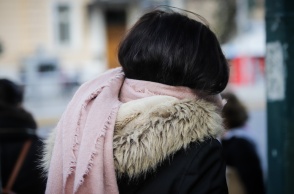 Γυναίκα με μπουφάν 