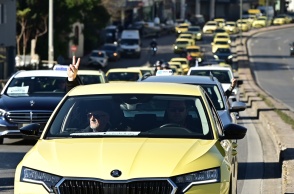 Ταξί σε πορεία εν μέσω απεργίας