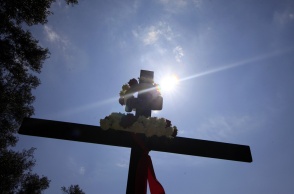 Σύννεφα στον ουρανό πάνω από τον Σταυρό τη Μεγάλη Εβδομάδα