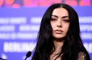 Η Charli xcx συμμετέχει στη νέα ταινία τρόμου του Τακάσι Μίικε, που γυρίζεται στο Κιότο με διεθνές καστ αστέρων - Αποκαλύφθηκαν οι λεπτομέρειες της πλοκής
