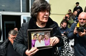 Τέμπη: Με κορνίζα των εγγονών της η γιαγιά των τριών κοριτσιών της οικογένειας Πλακιά στο δικαστήριο 