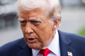 Παγκόσμια πτώση στα χρηματιστήρια μετά το τελεσίγραφο Τραμπ στο Ιράν για τα Στενά του Ορμούζ, με άνοδο πετρελαίου και ανησυχίες για νέα ενεργειακή κρίση.