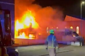 Εμπρησμός σε τέσσερα ασθενοφόρα στο Λονδίνο εξετάζεται ως αντισημιτικό έγκλημα - Δεν υπάρχουν τραυματίες, η αστυνομία αναζητά τρεις υπόπτους.