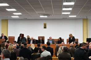 Ένταση στη δίκη για τα Τέμπη, με συγγενείς θυμάτων να συγκρούονται λεκτικά με κατηγορούμενους - Στο εδώλιο 36 άτομα για το πολύνεκρο δυστύχημα.