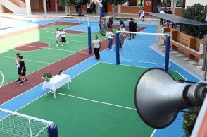 Μαθητές και γονείς στον προαύλιο χώρο σχολείου