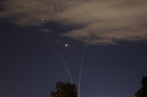 Αντιαεροπορικά του Ισραήλ αναχαιτίζουν πυραύλους του Ιράν στον νυχτερινό ουρανό