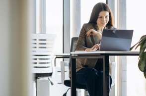 Εργαζόμενη στο γραφείο