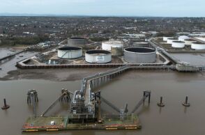 Οι τιμές του πετρελαίου ανέβηκαν ξανά πάνω από τα 100 δολάρια λόγω αντικρουόμενων αναφορών για συνομιλίες ΗΠΑ-Ιράν και της έντασης στα Στενά του Ορμούζ.