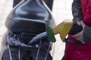 Υπάλληλος σε βενζινάδικο γεμίζει με βενζίνη το ρεζερβουάρ μηχανής