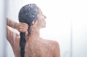 Οι δερματολόγοι εξηγούν γιατί ο ύπνος με βρεγμένα μαλλιά μπορεί να προκαλέσει φθορά και ερεθισμούς - Πώς μειώνονται οι κίνδυνοι με απλές κινήσεις.