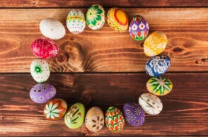 Διακοσμητικά αυγά σε τραπέζι για το Πάσχα 2026