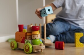 Παιδί παίζει με παιχνίδια