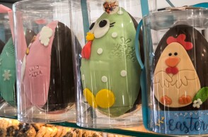 Πασχαλινά αυγά σοκολατένια σε βιτρίνα καταστήματος