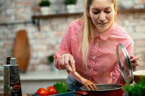 Μελέτη: Η επανάληψη ίδιων γευμάτων καθημερινά μπορεί να βοηθήσει στην απώλεια βάρους - Θερμιδική σταθερότητα και η καταπολέμηση της «κόπωσης αποφάσεων»